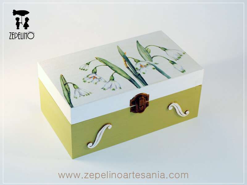 Caja con flores blancas