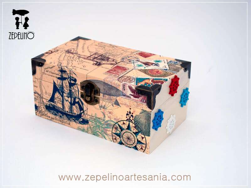 Caja con barco y sellos