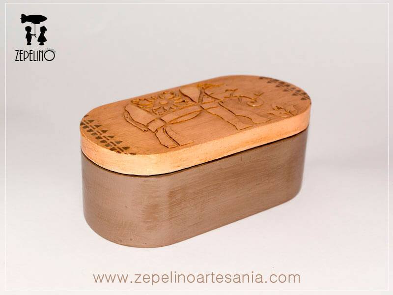 Caja con elefante en relieve